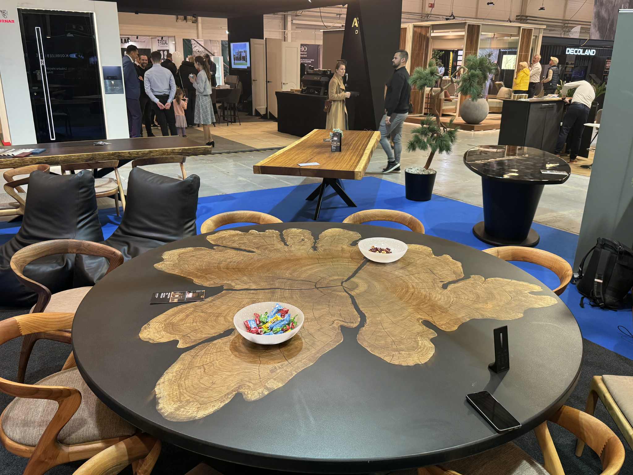 Epoksiid- ja puidumööbli näidis