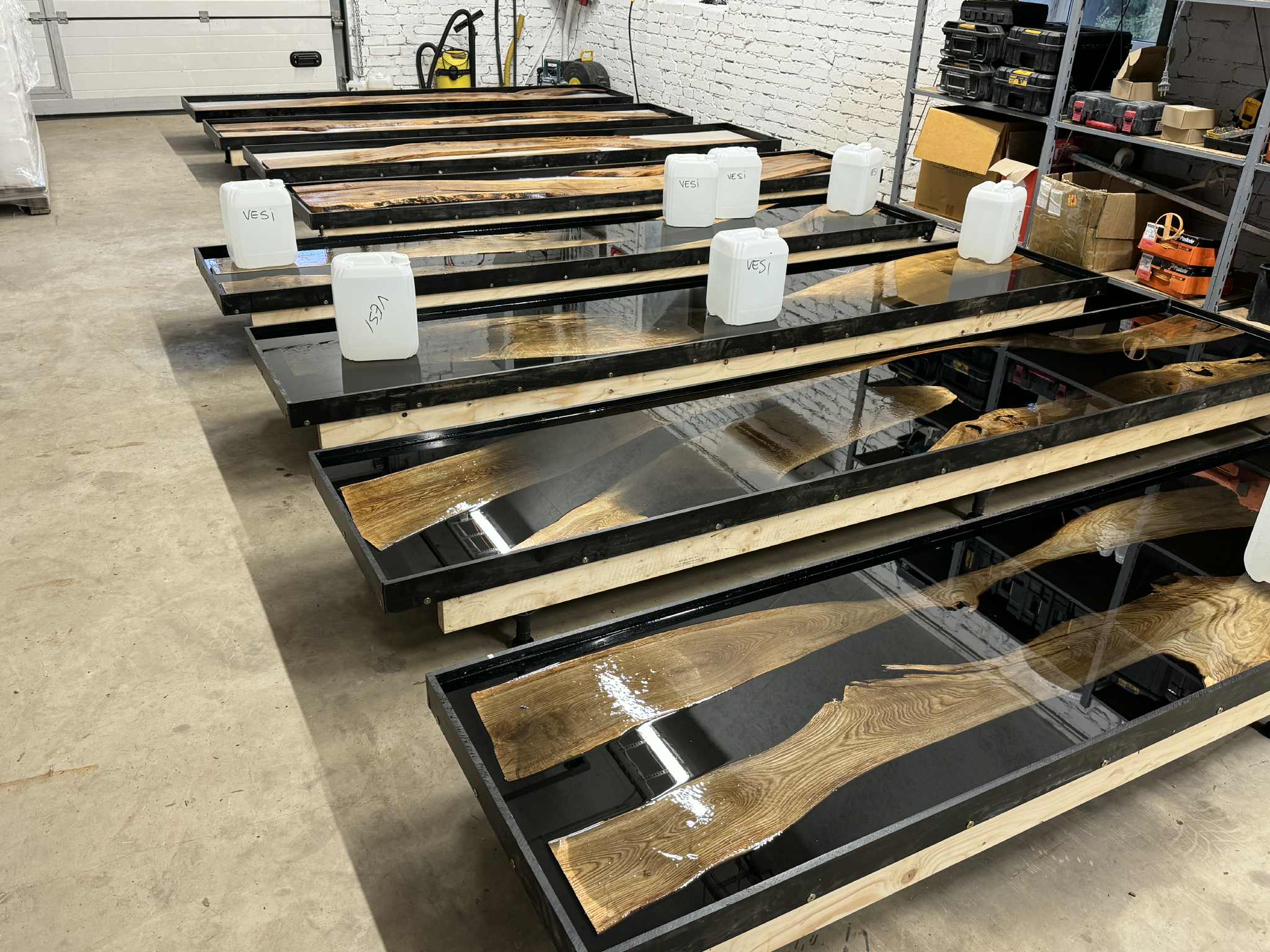 Epoksiid- ja puidulahenduste näidis